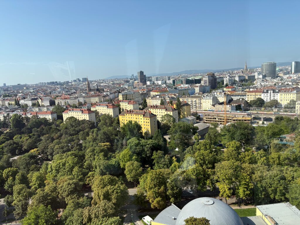 ウィーン市内を高層階から撮影した風景写真。旅の途中の景色。